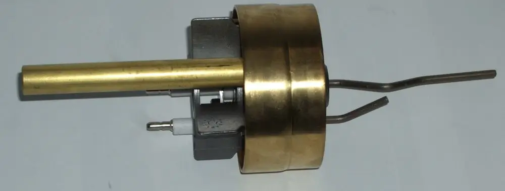 Daikin Mischkopf mit metallischer Oberfläche und mehreren Anschlüssen. Enthält eine zylindrische Komponente mit einem langen Rohr und zwei gebogenen Leitungen.